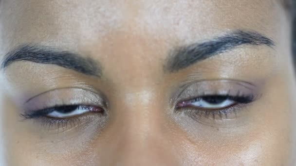 Mrkající oči černé ženy - Záběry, video