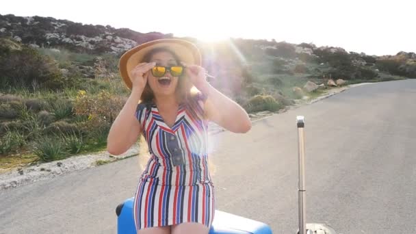 Красива молода жінка в сонцезахисних окулярах
 - Кадри, відео