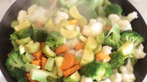 τηγανητά λαχανικά στο τηγάνι - Πλάνα, βίντεο