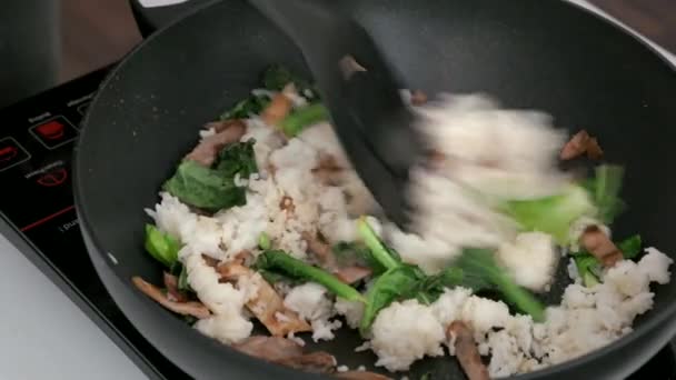  Making fried rice in the kitchen - Footage, Video