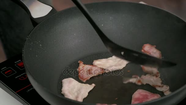  Cozinhar carne de porco fatiada por grelhar
 - Filmagem, Vídeo