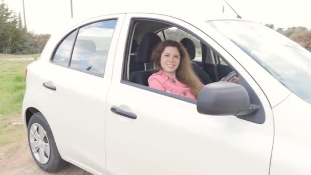 Mujer feliz mostrando la llave de un coche nuevo
 - Metraje, vídeo