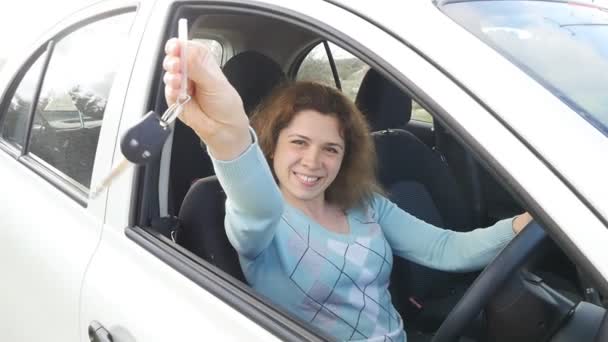 Gelukkige vrouw toont de sleutel van de nieuwe auto - Video