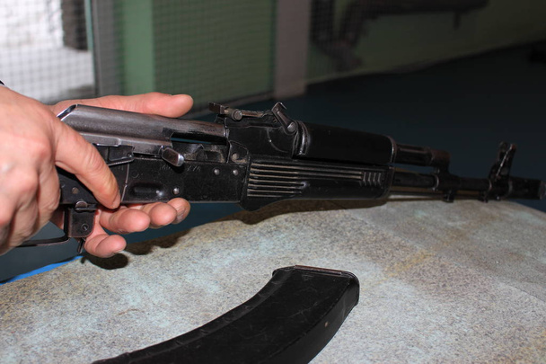 Smontaggio del fucile d'assalto Kalashnikov - Foto, immagini