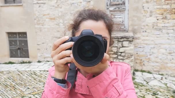 młoda kobieta fotograf z aparatu - Materiał filmowy, wideo