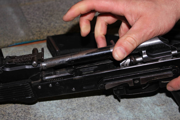 Desmontaje de la Asamblea del fusil de asalto de Kalashnikov - Foto, Imagen