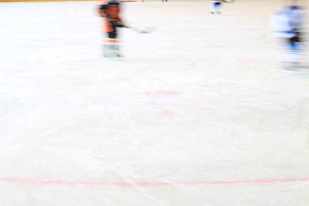 Молодые хоккеисты на льду
 - Фото, изображение