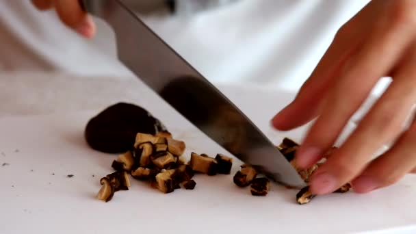 Cogumelo de fatia antes de fritar
 - Filmagem, Vídeo
