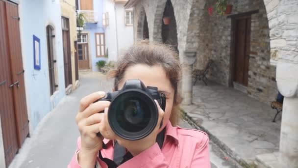 Nuori nainen valokuvaaja kameran kanssa
 - Materiaali, video