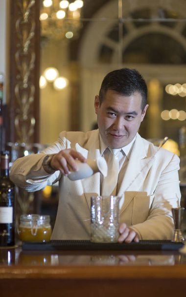 Kiinalainen baarimikko tekee cocktailia yökerhossa.
. - Valokuva, kuva