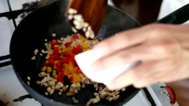 Koken door roer gebakken  - Video