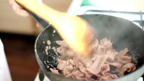  Fried dilim domuz eti ilave edin - Video, Çekim