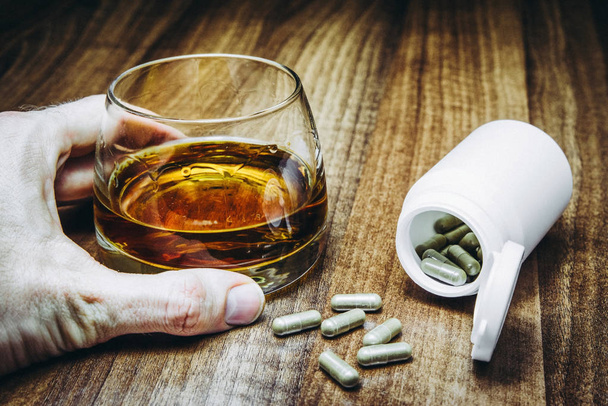 Alcohol and pills - Foto, afbeelding