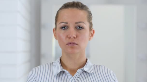 Verwerpen, weigeren vrouw portret in Office - Video