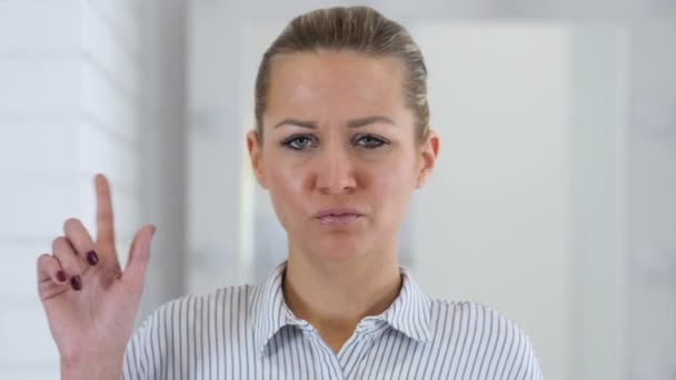 Nee, vrouw zwaaien vinger te ontkennen, portret - Video