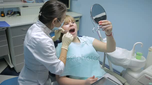 Patient at a reception at the dentist - Video, Çekim