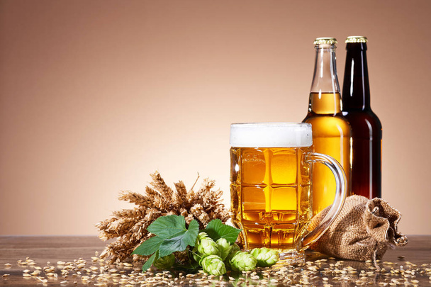 Birra schiumosa e ingredienti della birra
 - Foto, immagini
