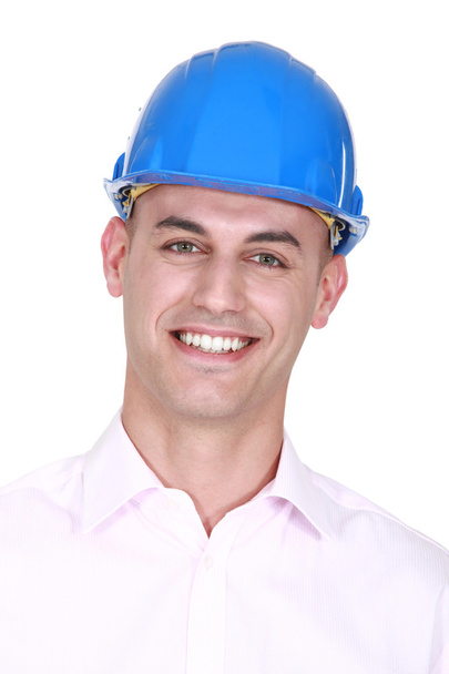 Sonriente hombre usando un sombrero de fuerza
 - Foto, imagen