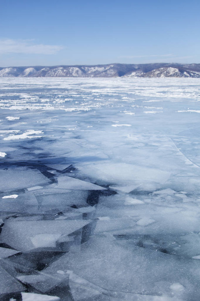 Zimní krajina. Jezero Bajkal poblíž vesnice Listvyanka.  - Fotografie, Obrázek