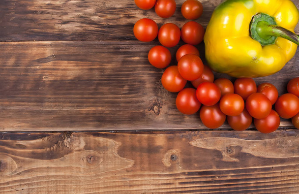 pomidory na białym tle na drewno - Zdjęcie, obraz