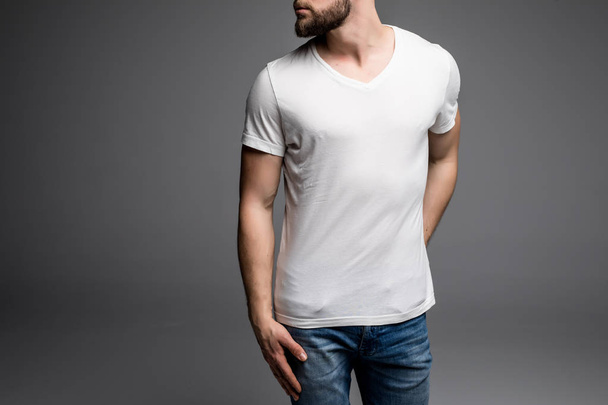 Primer plano del hombre en camiseta en blanco
 - Foto, Imagen