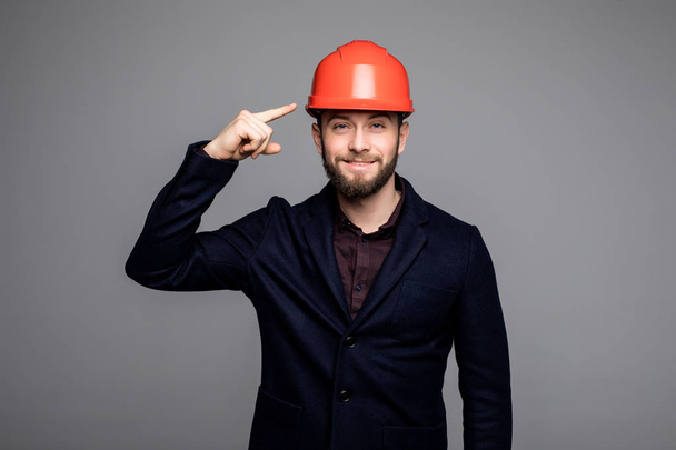 Joven trabajador de la construcción señaló el sombrero duro
 - Foto, Imagen