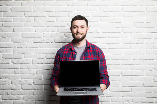 Mutlu genç adam laptop ekran ile göster - Fotoğraf, Görsel