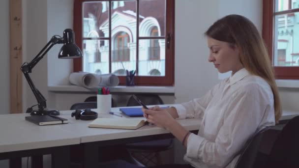 femme d'affaires textos utilisation téléphone intelligent
 - Séquence, vidéo