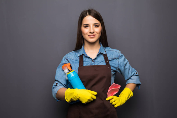Mulher com ferramentas de limpeza de casa em cinza
 - Foto, Imagem