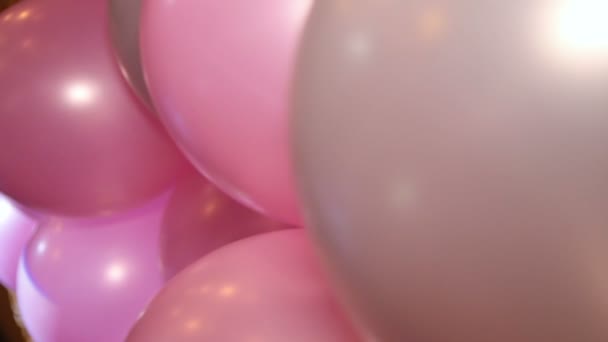 Πολλά πολύχρωμους γενέθλια κόμμα μπαλόνια ηλίου - Πλάνα, βίντεο