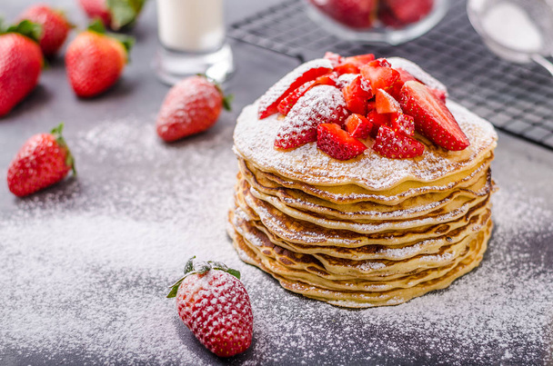 American pancakes with strawberries - Zdjęcie, obraz