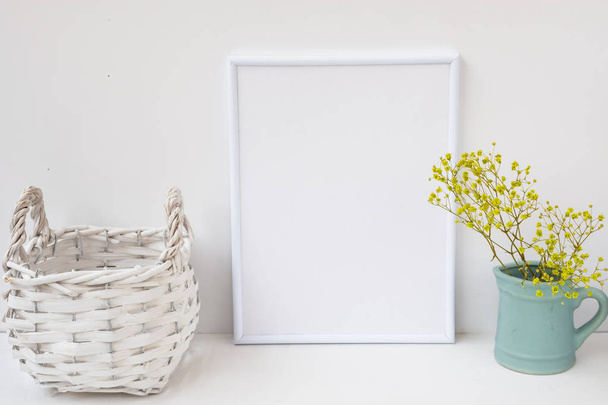 Rahmen-Attrappe, Weidenkorb, Krug mit Blumen auf weißem Hintergrund, gestyltes Image für Produktmarketing - Foto, Bild