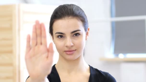 Stop gest przez kobietę w biurze - Materiał filmowy, wideo
