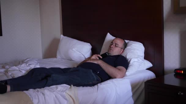 Man falls asleep while watching TV  - Materiał filmowy, wideo