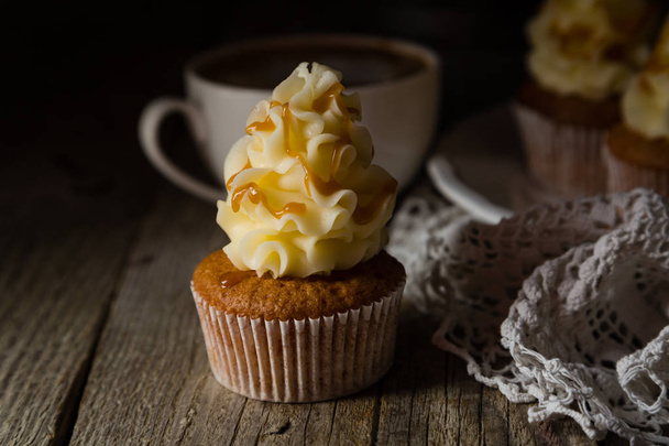 Caramel cupcakes with buttercream frosting - Foto, immagini