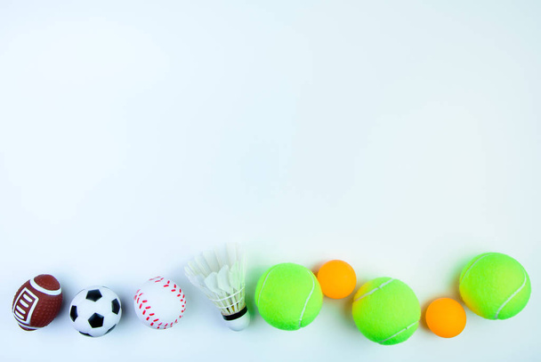 Пінг-понг м'ячем, футбольний іграшки, Shuttlecock, тенісний м'яч, баскетбол пере - Фото, зображення