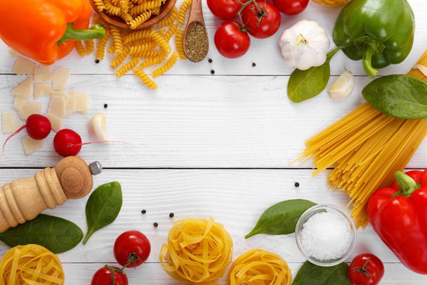 Bovenaanzicht van ruwe pasta - Foto, afbeelding