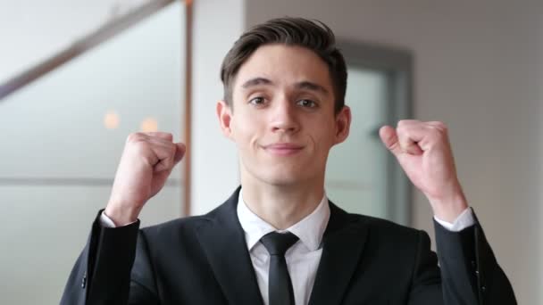 Young Businessman Celebrating Success - Séquence, vidéo