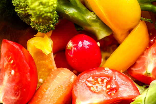 Свіжі овочі крупним планом броколі, нарізані червоними помідорами, жовтий піт
 - Фото, зображення