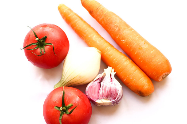 Verduras frescas (tomates, cebolla, ajo, zanahoria) aisladas en w
 - Foto, Imagen