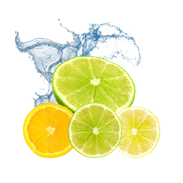 Cítricos frescos y coloridos: limones, naranjas, limas y agua
 - Foto, imagen