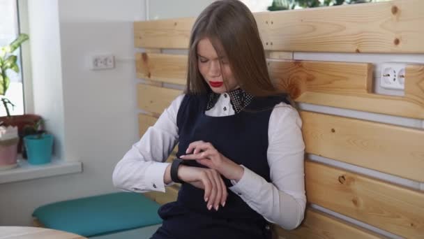 Student pomocí miniaplikace, která se nazývá chytré hodinky - Záběry, video