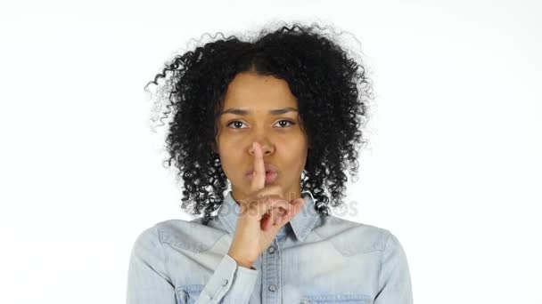 Silencio, dedo en los labios de mujer negra
 - Metraje, vídeo