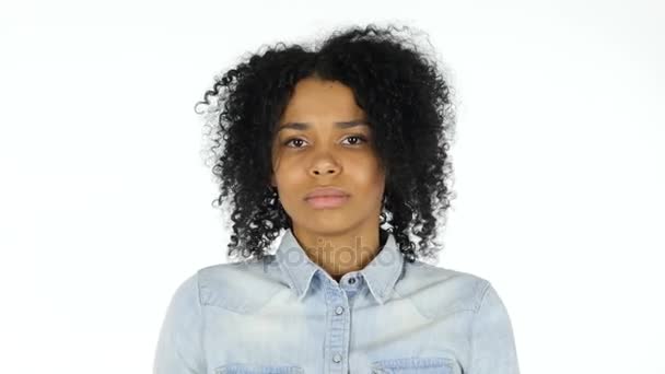 Mujer negra bostezando, fondo blanco
 - Metraje, vídeo