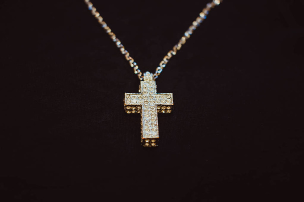 Cruz dorada en una cadena
 - Foto, imagen