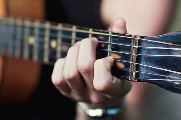 Praticar violão. Jovens bonitos tocando guitarra, Fechar-se de mãos masculinas embaçadas tocando guitarra, conceito de música
 - Foto, Imagem