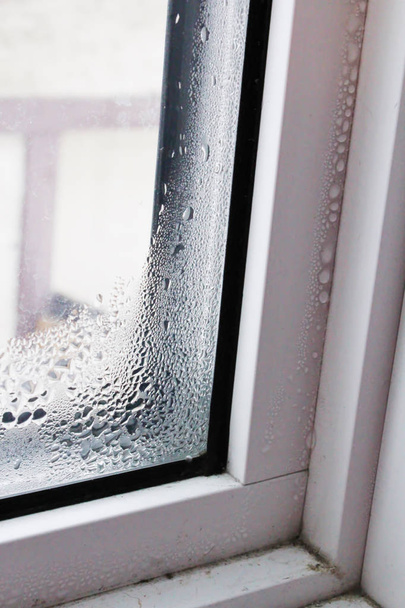 Beading de água na moldura da janela
 - Foto, Imagem
