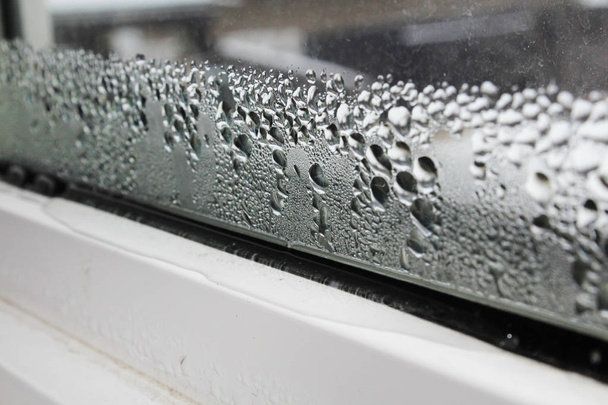 Water bundeling van venster condensatie - Foto, afbeelding