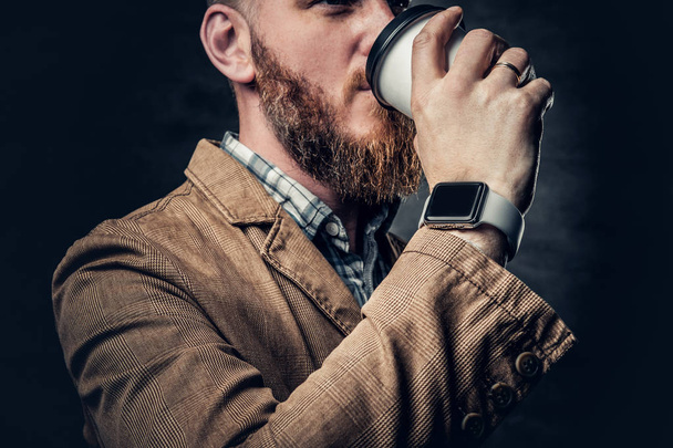 bärtiger Hipster-Mann trinkt Kaffee. - Foto, Bild