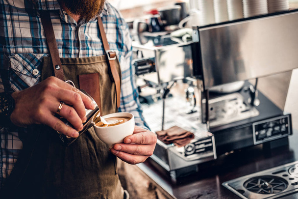 Man voorbereiding cappuccino in een koffiemachine - Foto, afbeelding